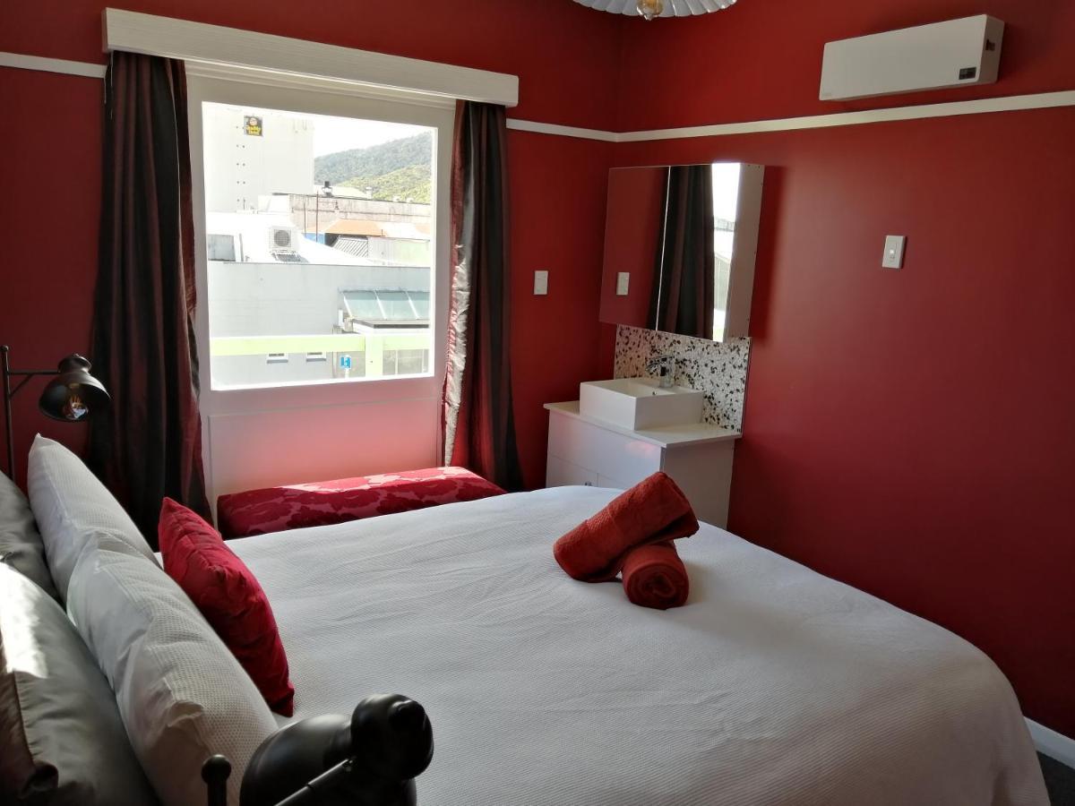 The Duke Hostel Greymouth Exterior photo A room at the hotel