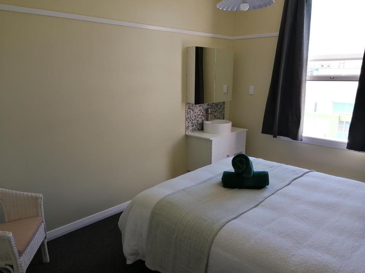 The Duke Hostel Greymouth Exterior photo A room at the hotel