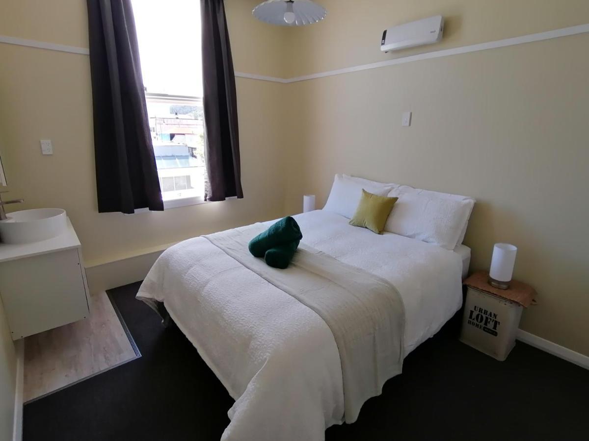 The Duke Hostel Greymouth Exterior photo A room at the hotel