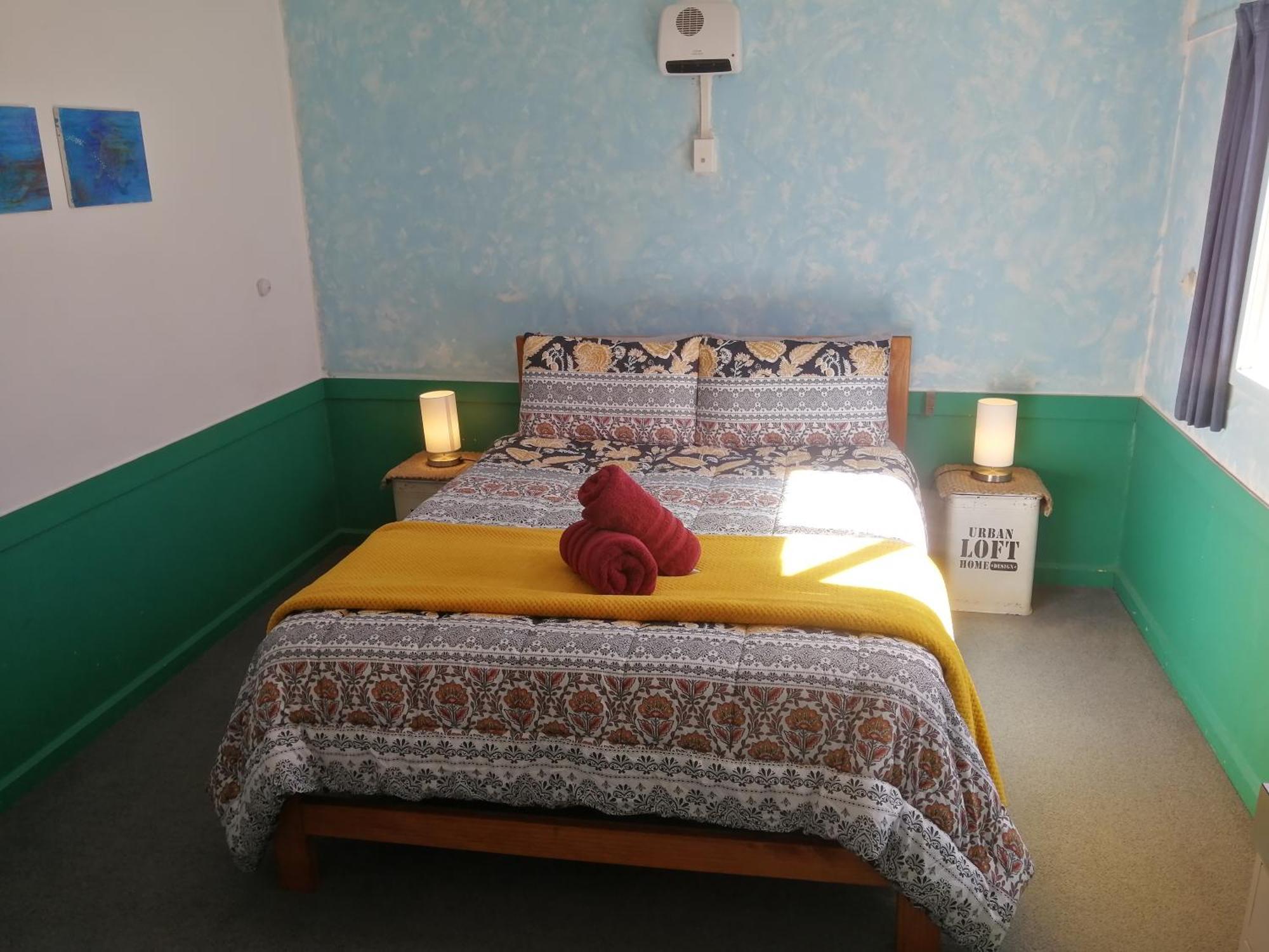 The Duke Hostel Greymouth Exterior photo A bedroom at the hostel