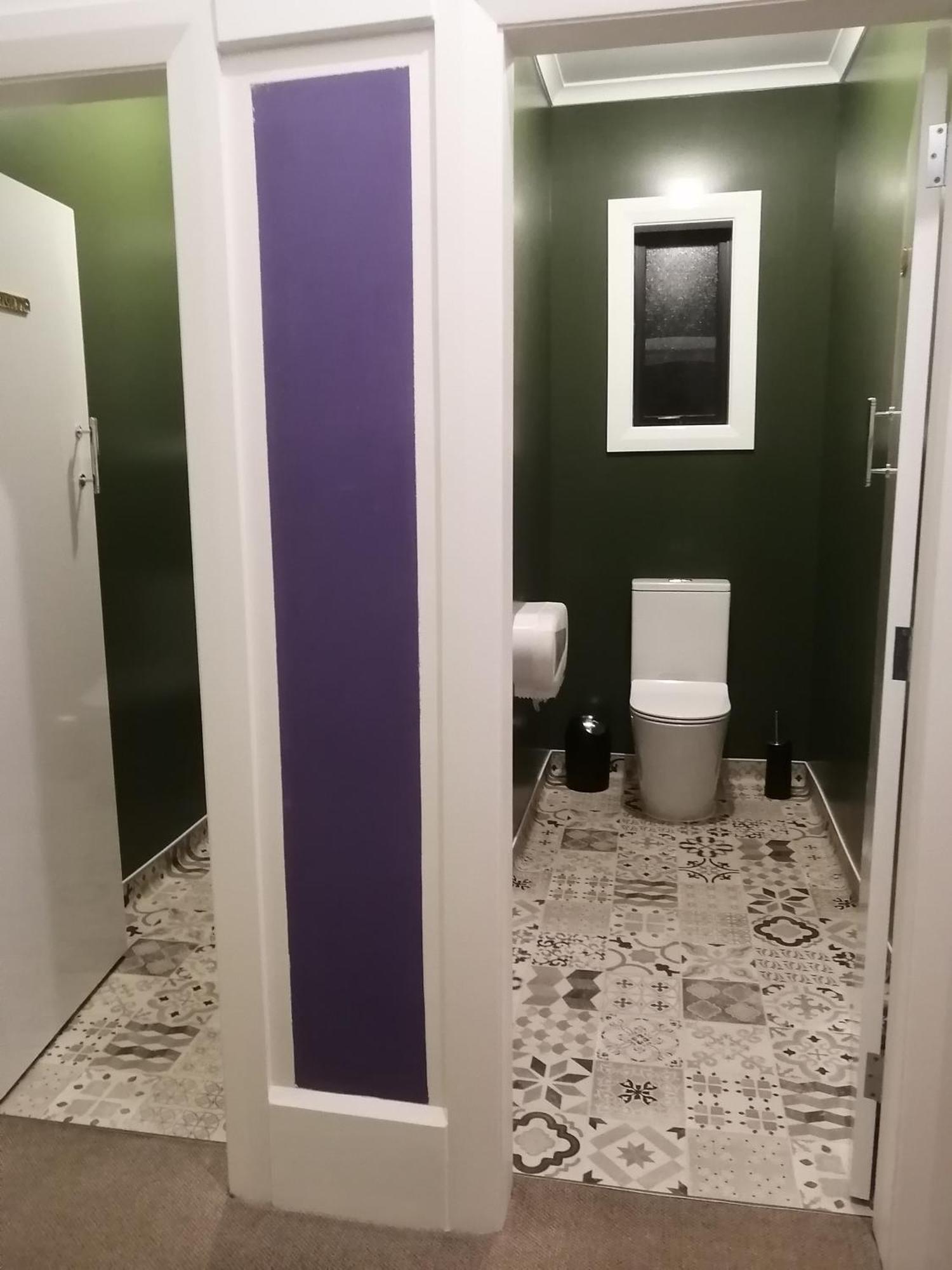 The Duke Hostel Greymouth Exterior photo A toilet in a private stall
