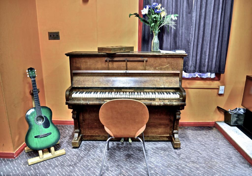 The Duke Hostel Greymouth Exterior photo The piano in the studio