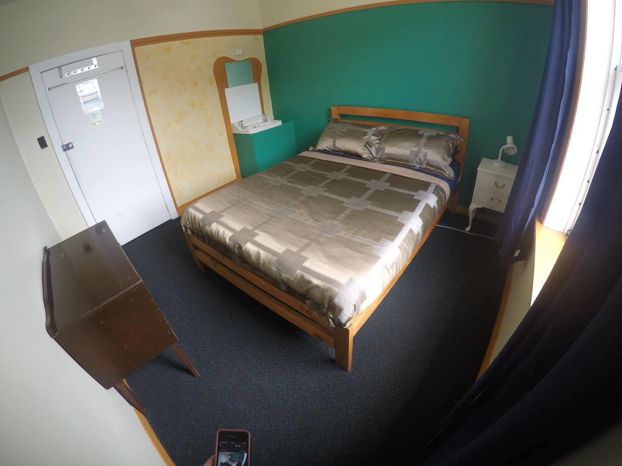 The Duke Hostel Greymouth Exterior photo A bedroom at the hostel