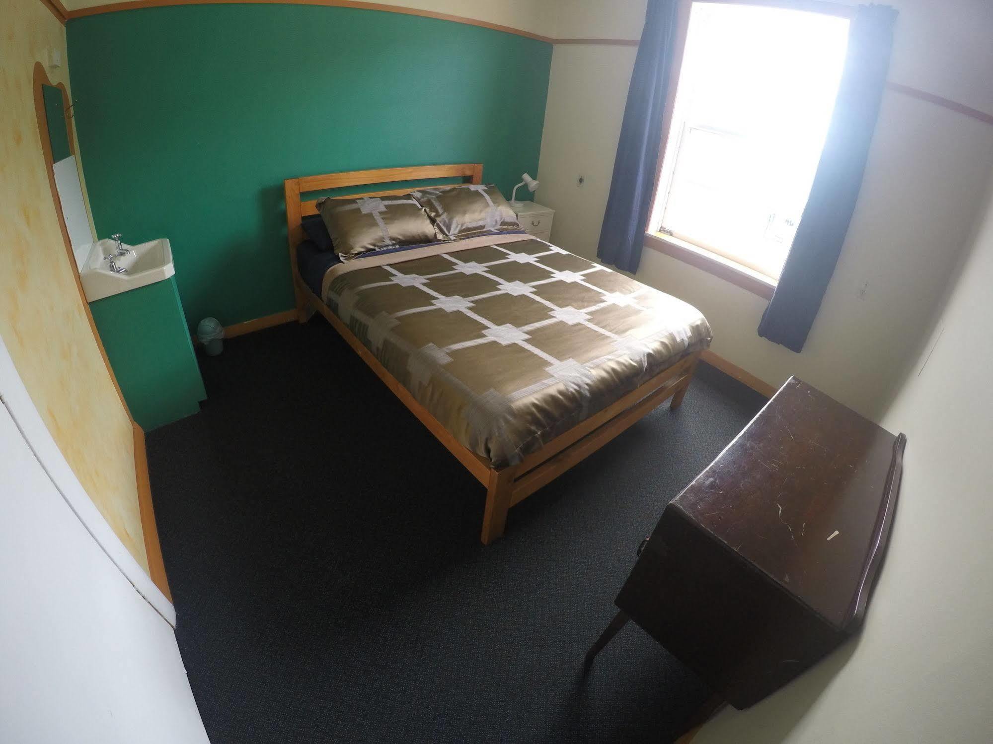 The Duke Hostel Greymouth Exterior photo A bedroom at the hostel