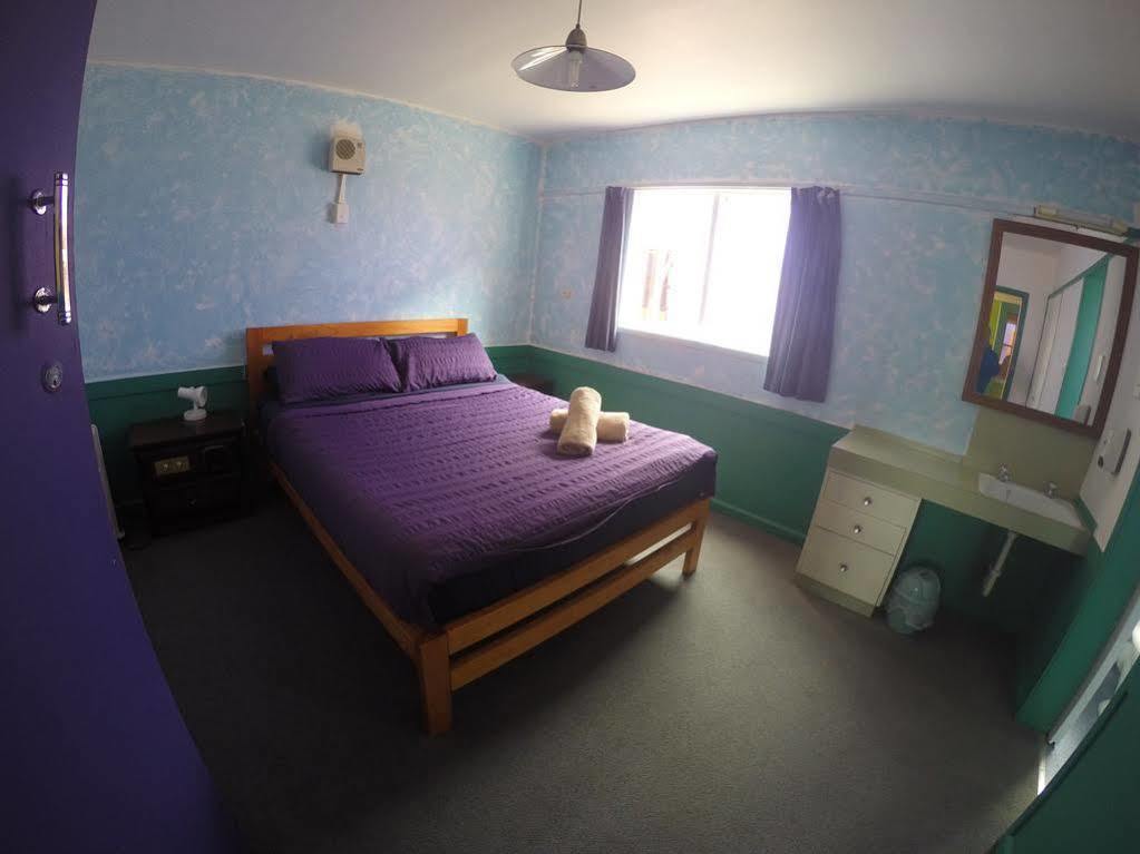 The Duke Hostel Greymouth Exterior photo A room at the motel