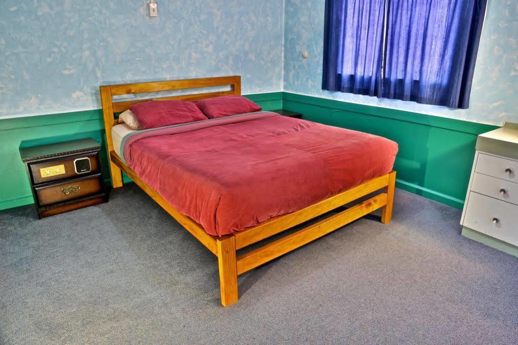 The Duke Hostel Greymouth Exterior photo A bed